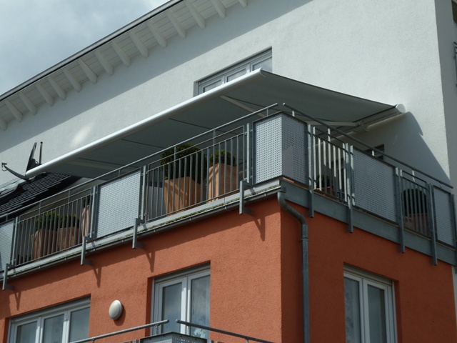 weiße Markise über dem Balkon