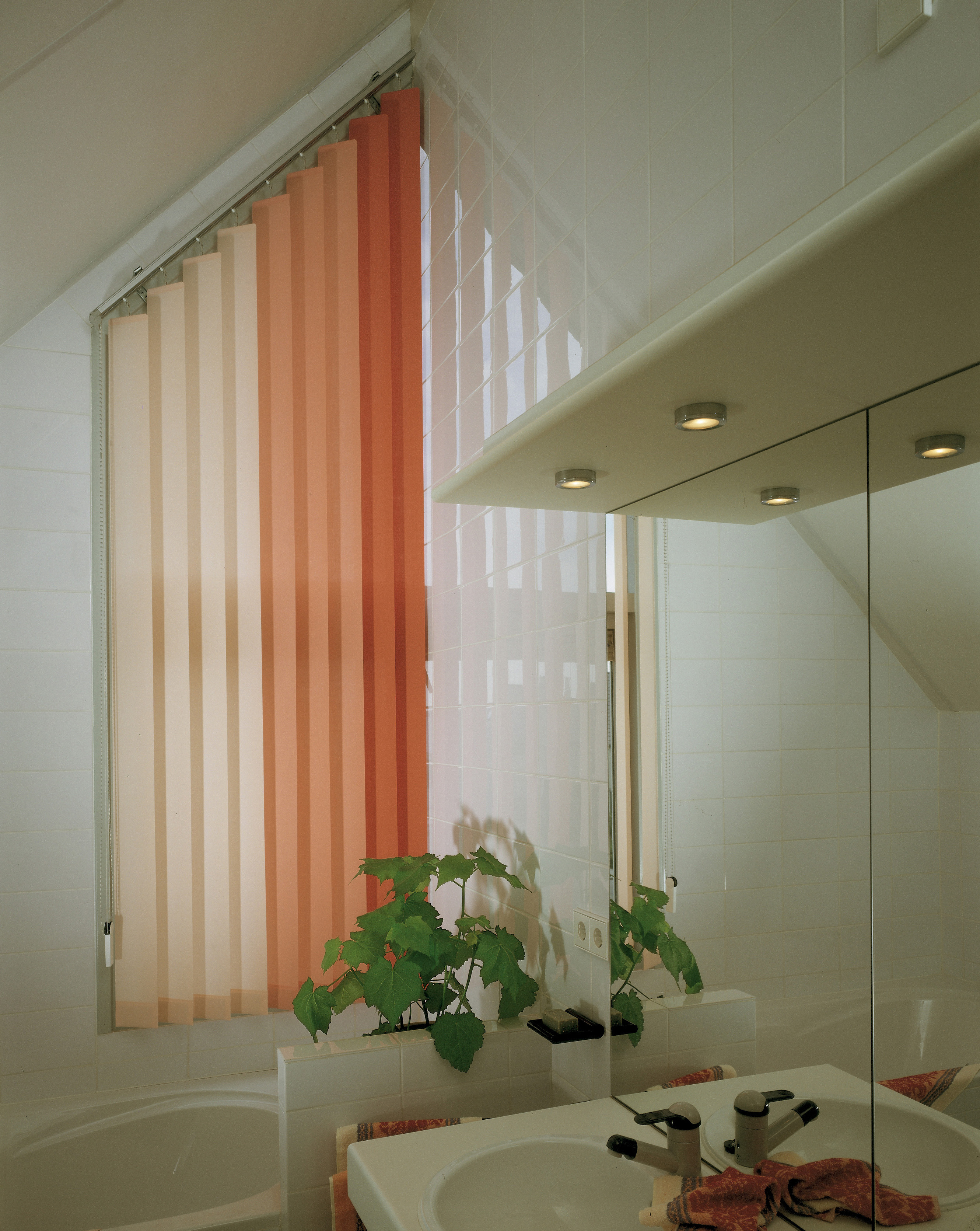orangene Farbstufen beim Lamellenvorhang für eine exklusive moderne Einrichtung