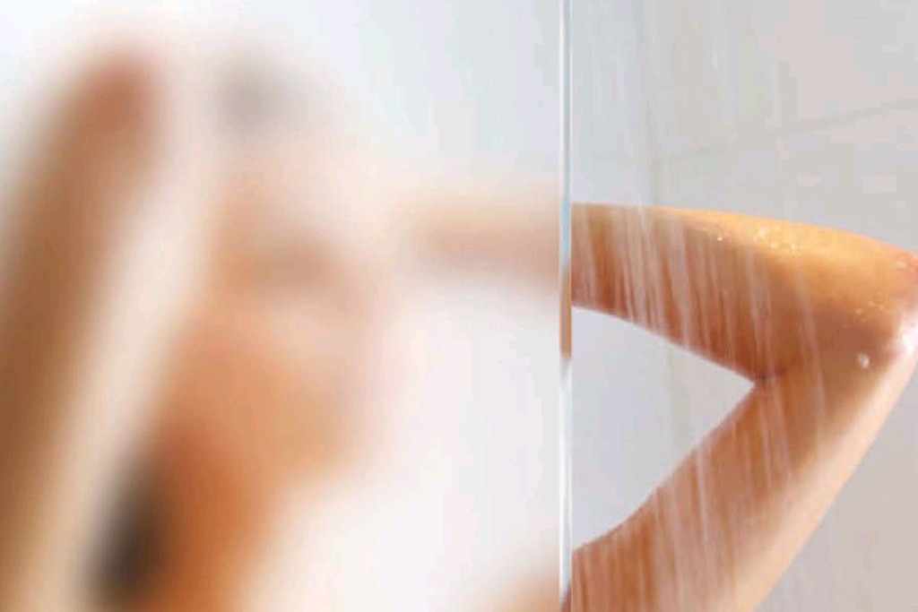 Milchige Glasfolie für den Sichtschutz unter der Dusche